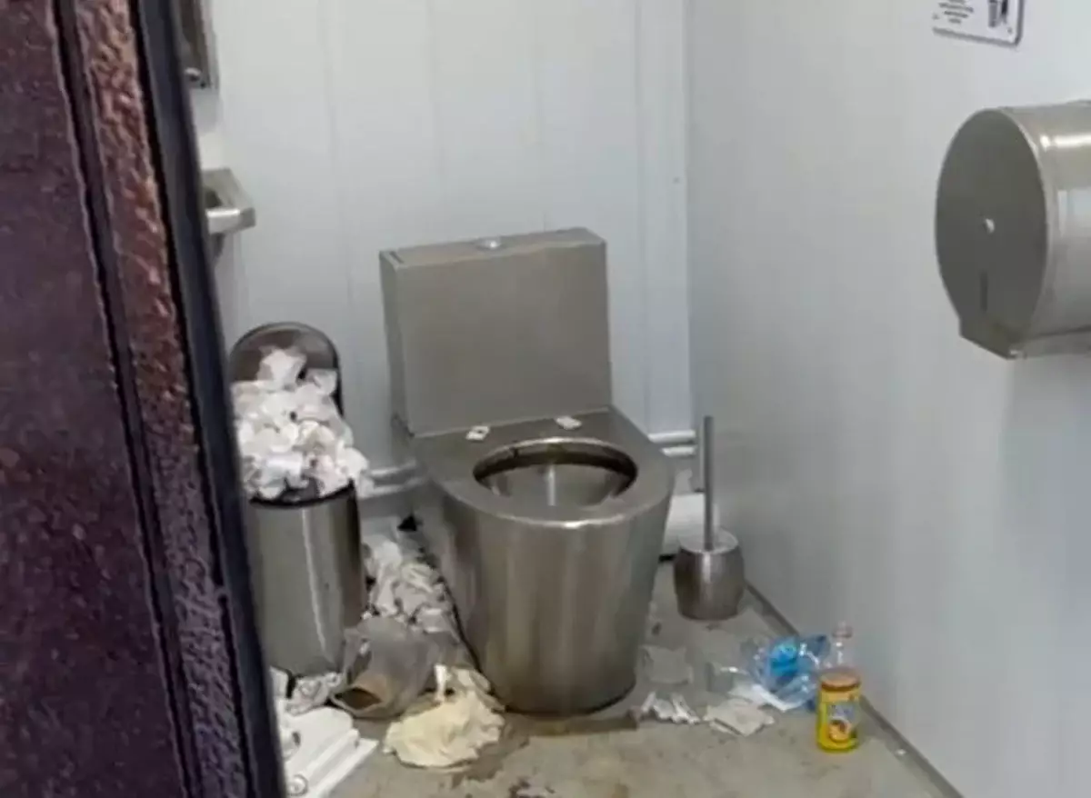 Омерзительное непотребство совершают посетители в общественных туалетах  Актау