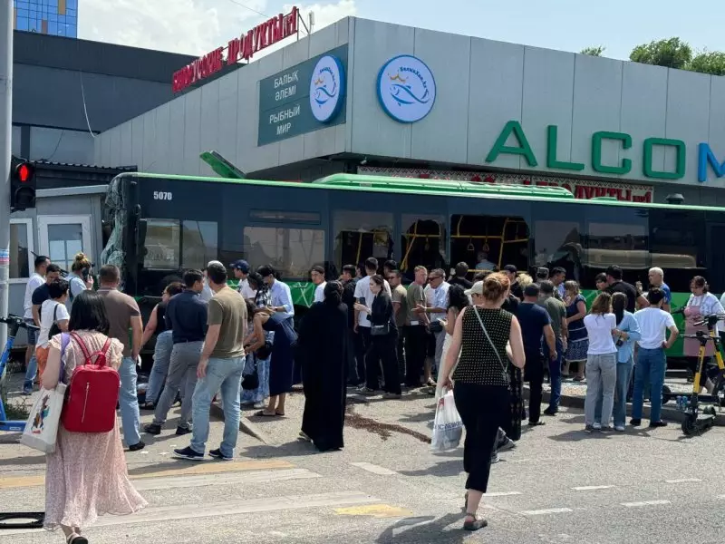 Автобус врезался в магазин в Алматы - 16 человек пострадали, есть погибший