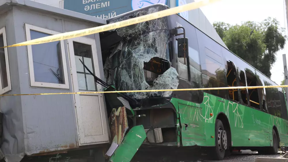 Алматыдағы автобус апаты: оқиға орнында түсірілген кадрлар