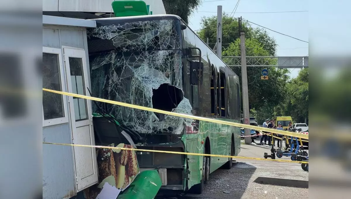 Автобусное ДТП в Алматы: один человек погиб