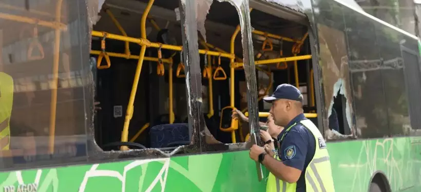 Автобус с людьми врезался в магазин в Алматы: есть погибший