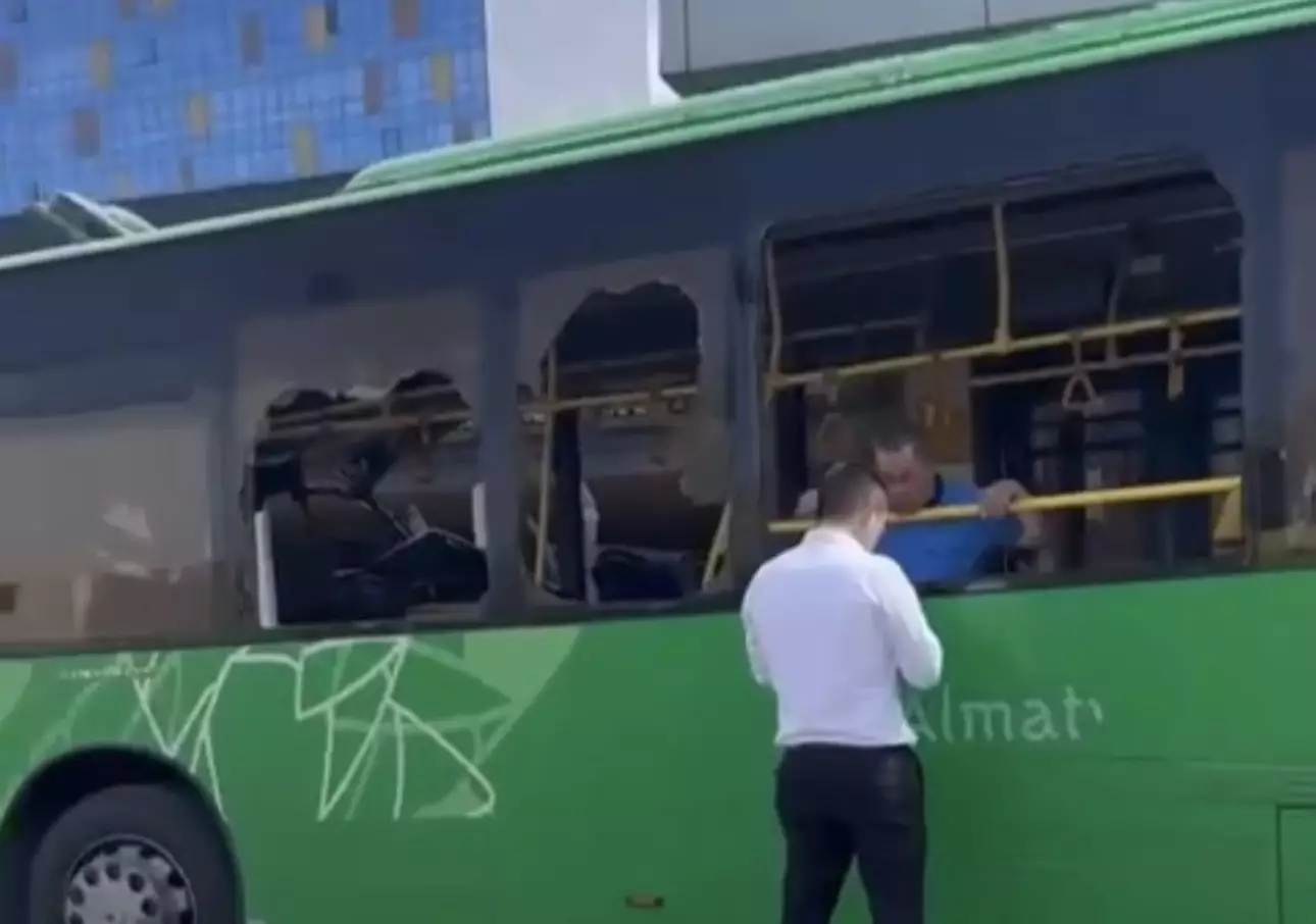 Алматыда автобус дүкенге соғылып, 1 адам қаза тапты (ВИДЕО)