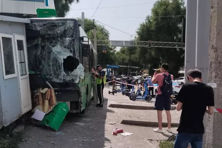 Автобус вылетел на тротуар в Алматы: один пассажир скончался на месте