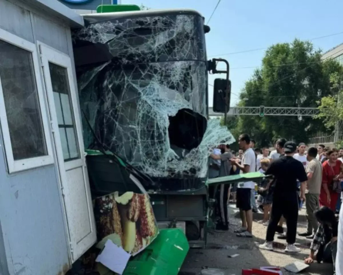 Автобус врезался в магазин в Алматы, скончался один человек