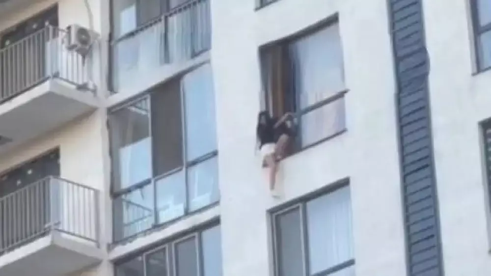 "Танцевала на окне": девушка упала с верхнего этажа дома в Алматы. ВИДЕО