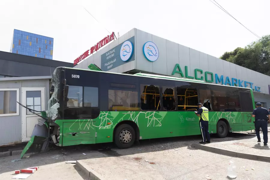 "Аузынан да әйнектер шығып жатты": куәгер Алматыдағы автобус апаты туралы айтты