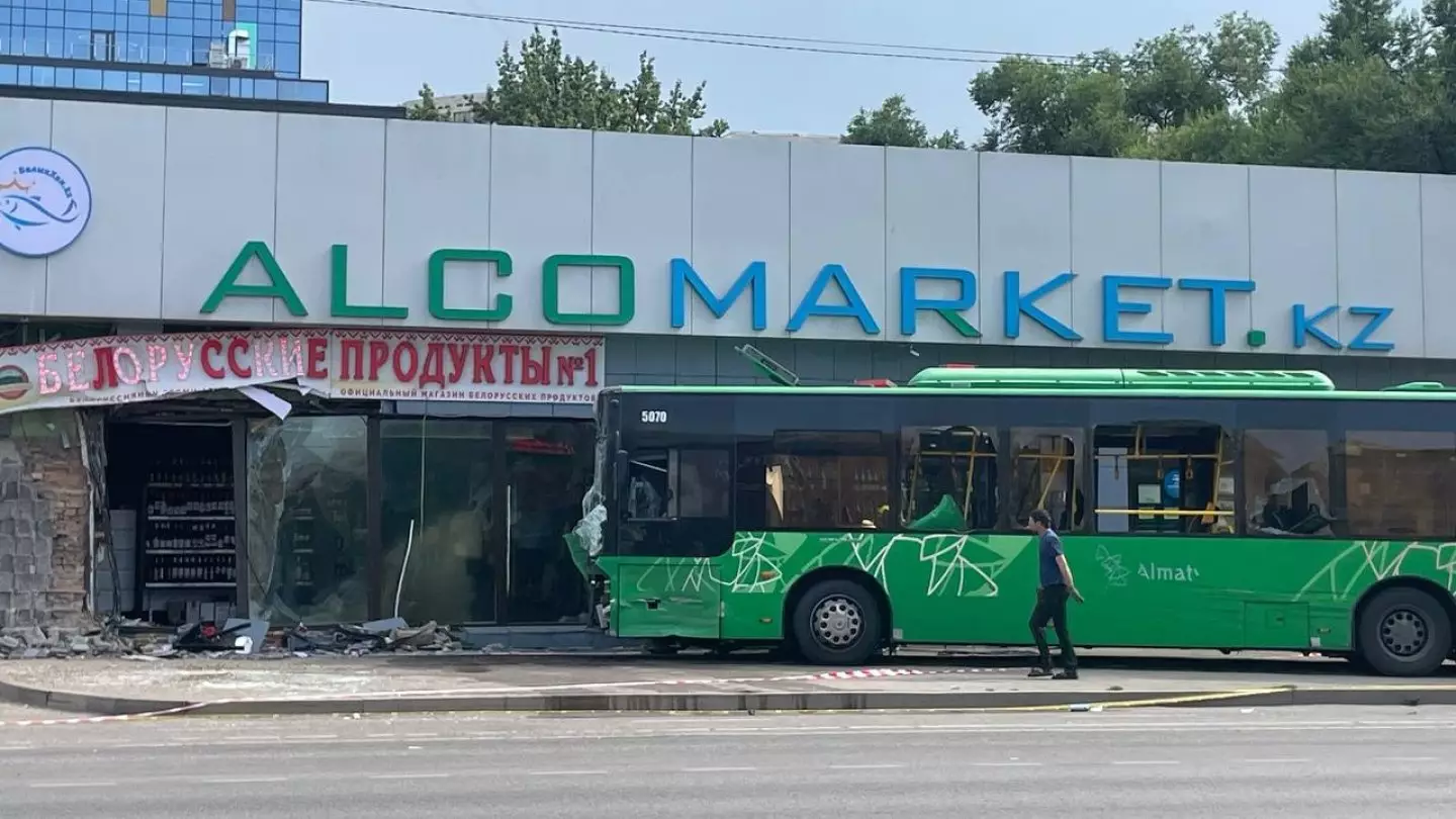 «Были слышны крики и плач» — очевидцы о смертельной аварии у ТРЦ «Мега» в Алматы
