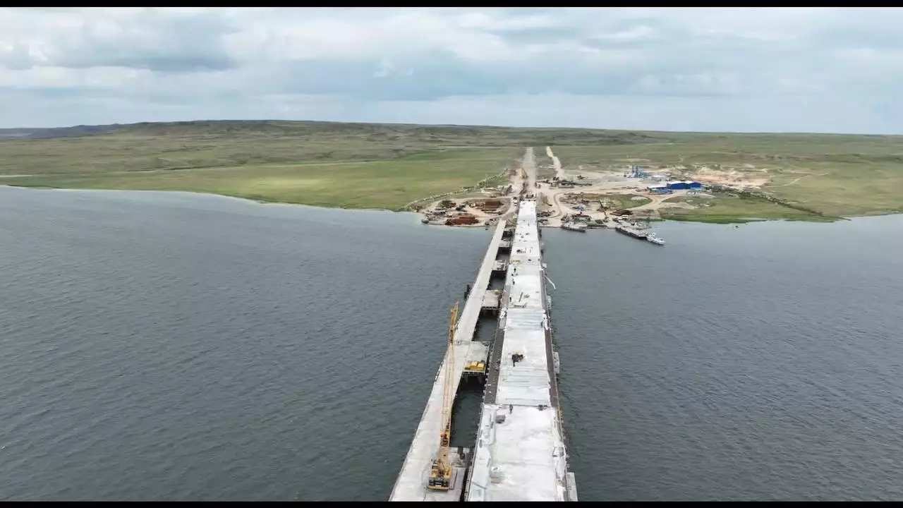 Мост через Бухтарминское водохранилище строят круглосуточно