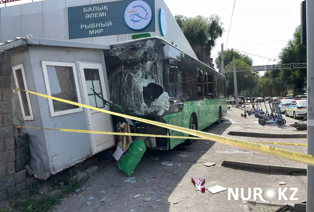 В Алматы в ДТП с автобусом и Kia пострадало 25 человек и один погиб