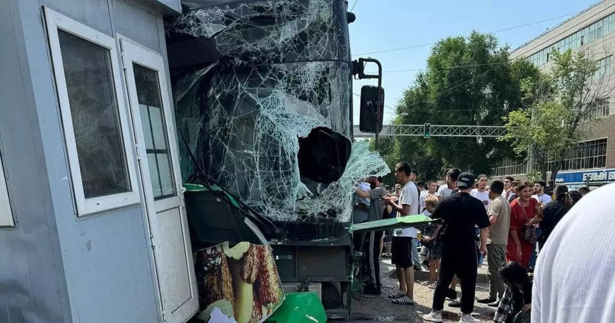  "Арасында үш бала бар": Алматыдағы автобус апатынан 25 адам жарақат алған   