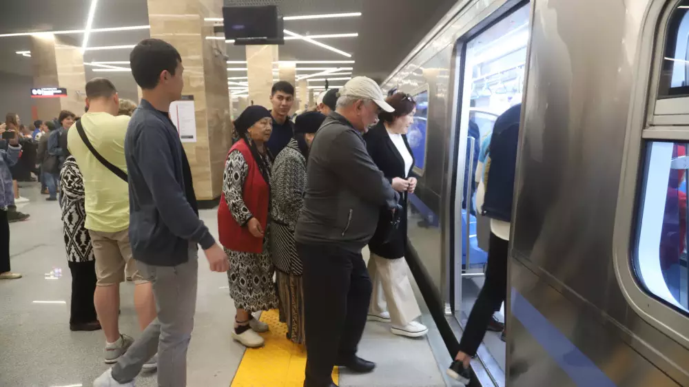 Алматинцы жалуются на невыносимую жару в метро
