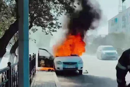 Lada Priora сгорела на проезжей части в Балхаше