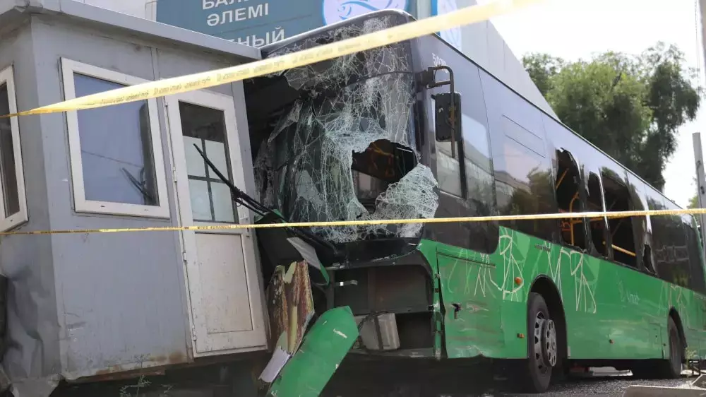 Смертельное ДТП с автобусом в Алматы: фото с места происшествия