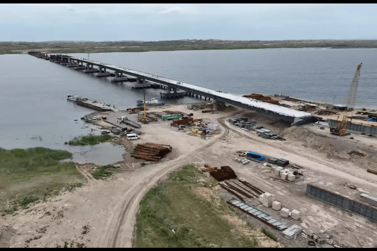 Самый длинный мост в Казахстане строят одновременно с двух берегов