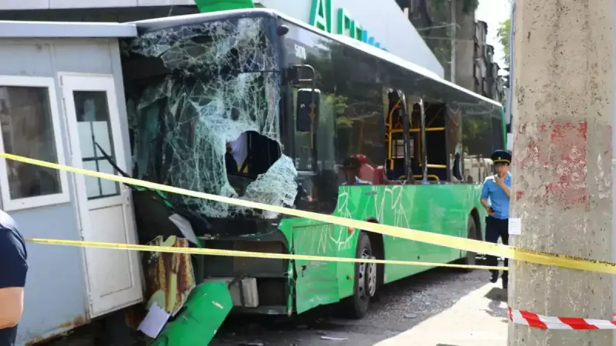 Столкновение автобуса и легковушки в Алматы: стало известно о состоянии пострадавших