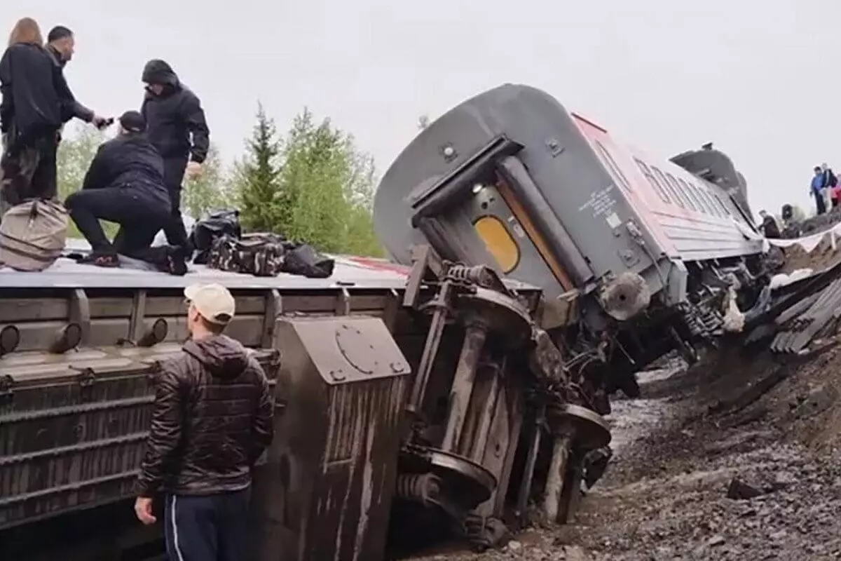 Пассажирский поезд сошел с рельсов в России: пострадало 70 человек (ВИДЕО)