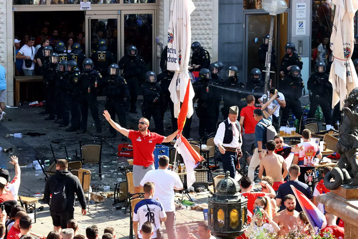 «Чемпионат»: сербские фанаты подрались с полицией после задержаний из-за поддержки России
