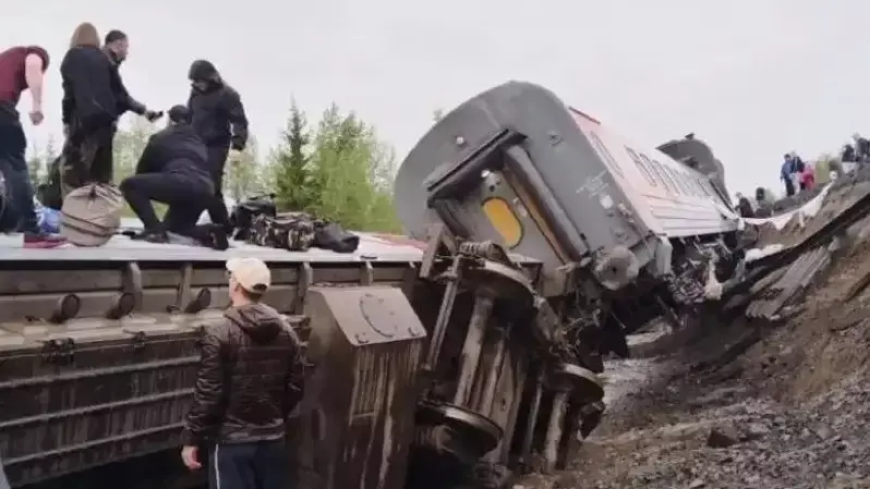 70 человек пострадали при сходе поезда с рельсов в России