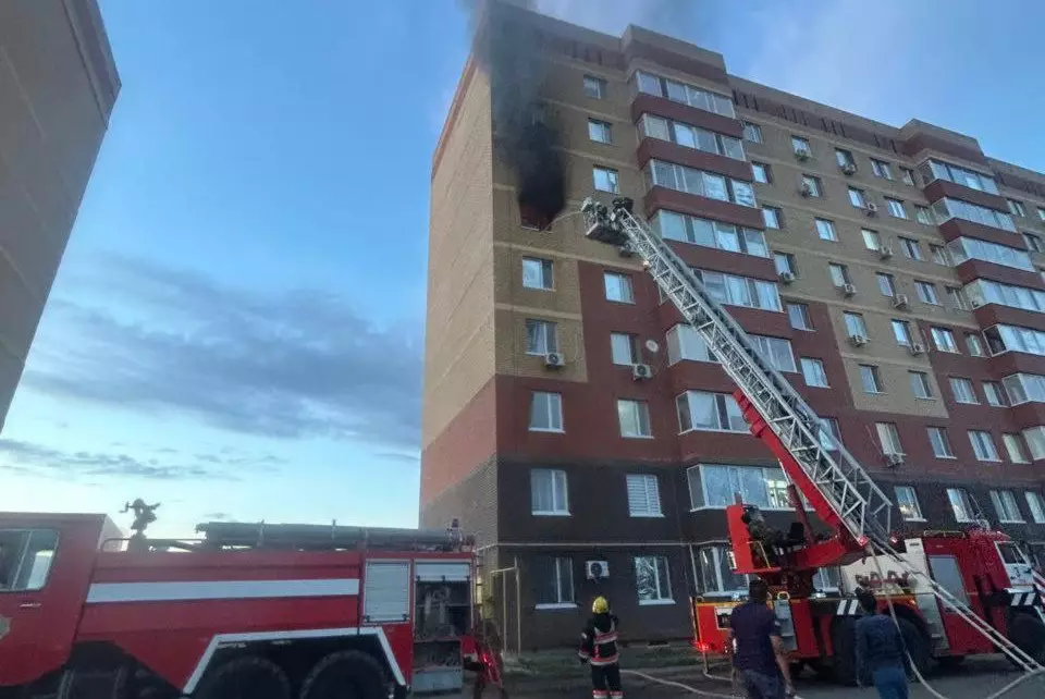 Пожарные спасли трёх человек из многоэтажки в Уральске
