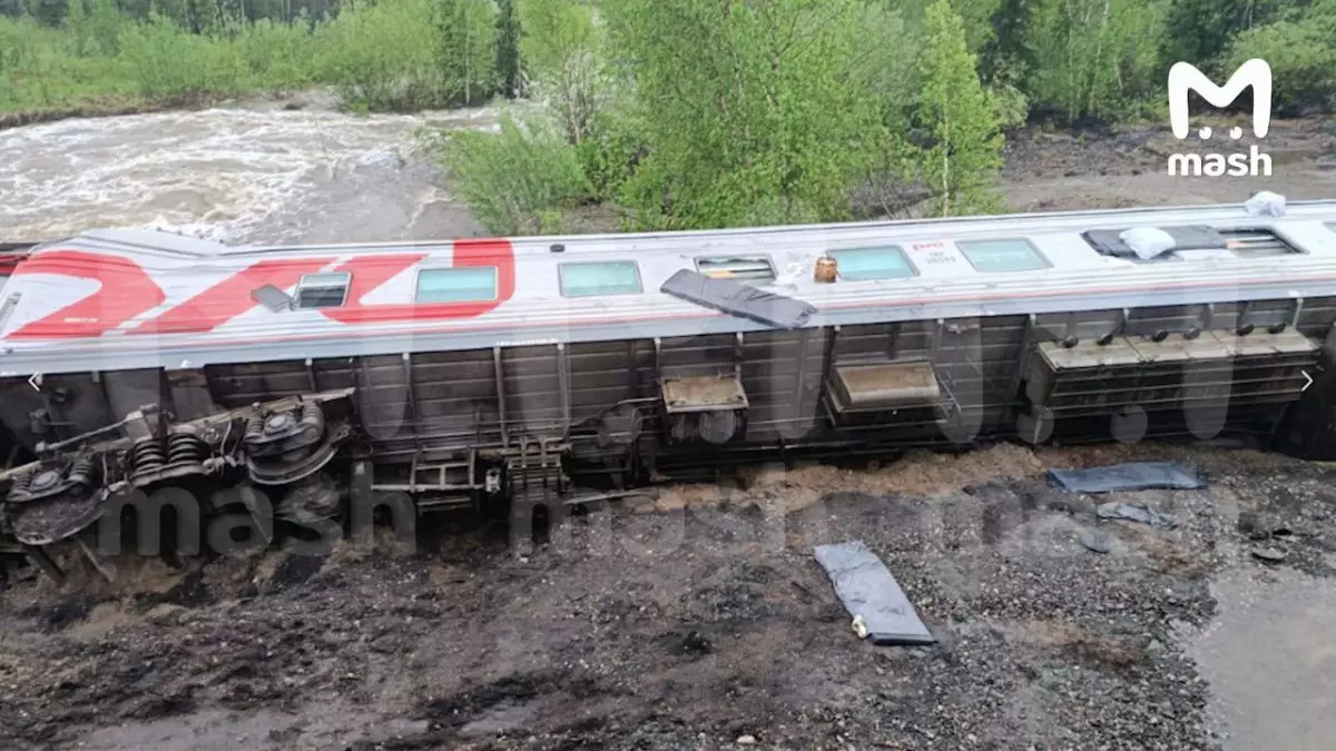 Поезд сошел с рельсов в России: внутри находилось больше 200 человек