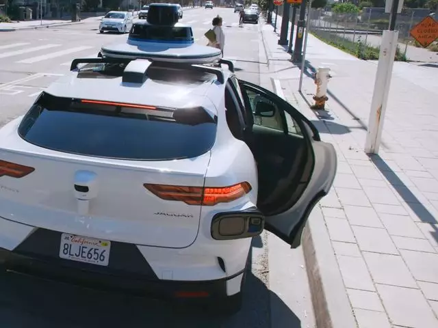 Waymo начала предоставлять услуги беспилотного такси в Сан-Франциско