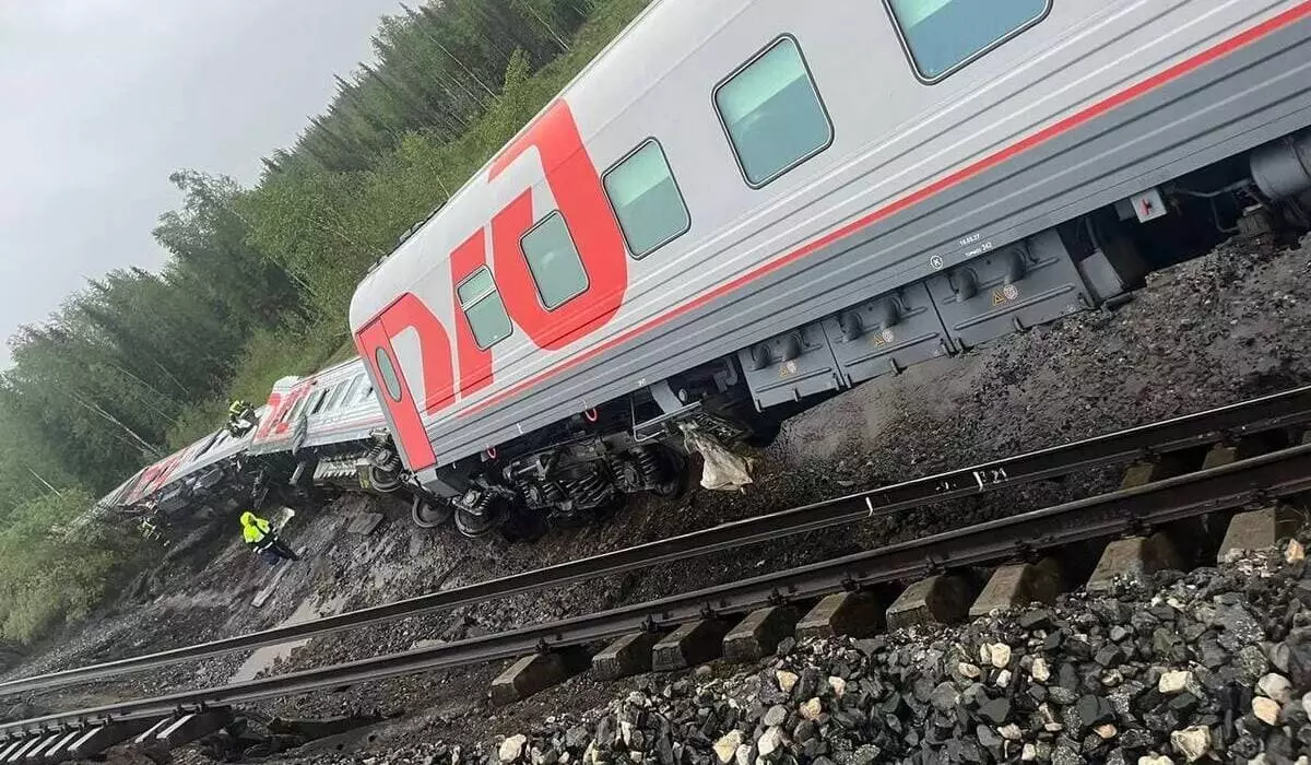 Поезд сошел с рельсов в России: тело мужчины обнаружили под рухнувшим вагоном