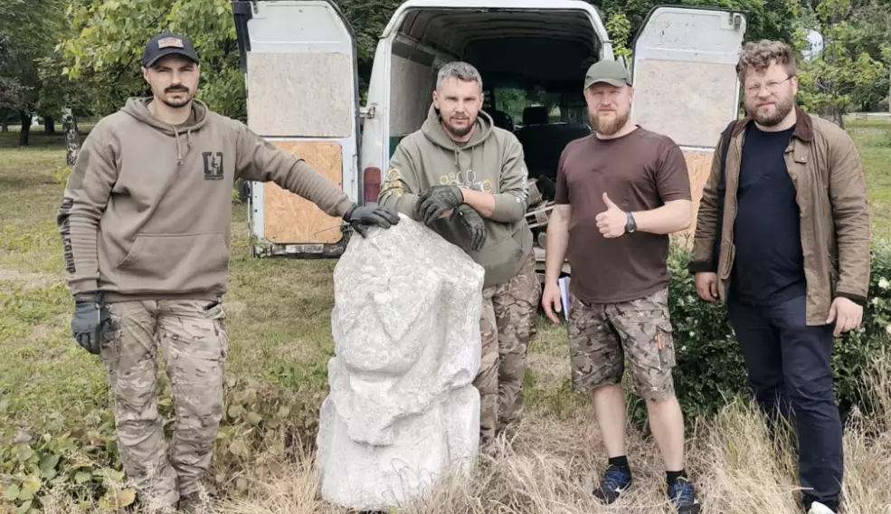 Украинцы спасли кыпчакские статуи у линии фронта