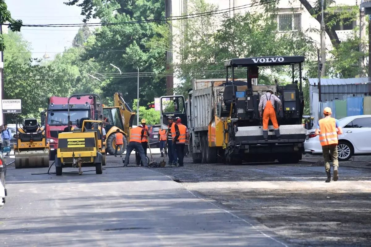 В акимате Алматы рассказали, на каких улицах начат средний ремонт