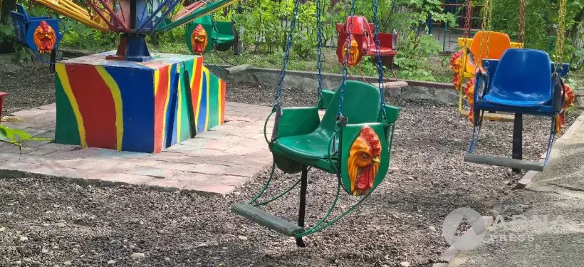 "До сих пор стоят советские аттракционы": благоустроить детский парк просят семейчане