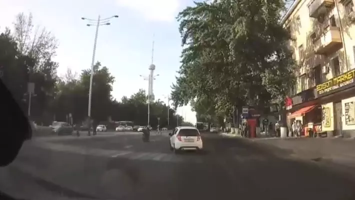 В Ташкенте автомобиль догнал и сбил водителя скутера