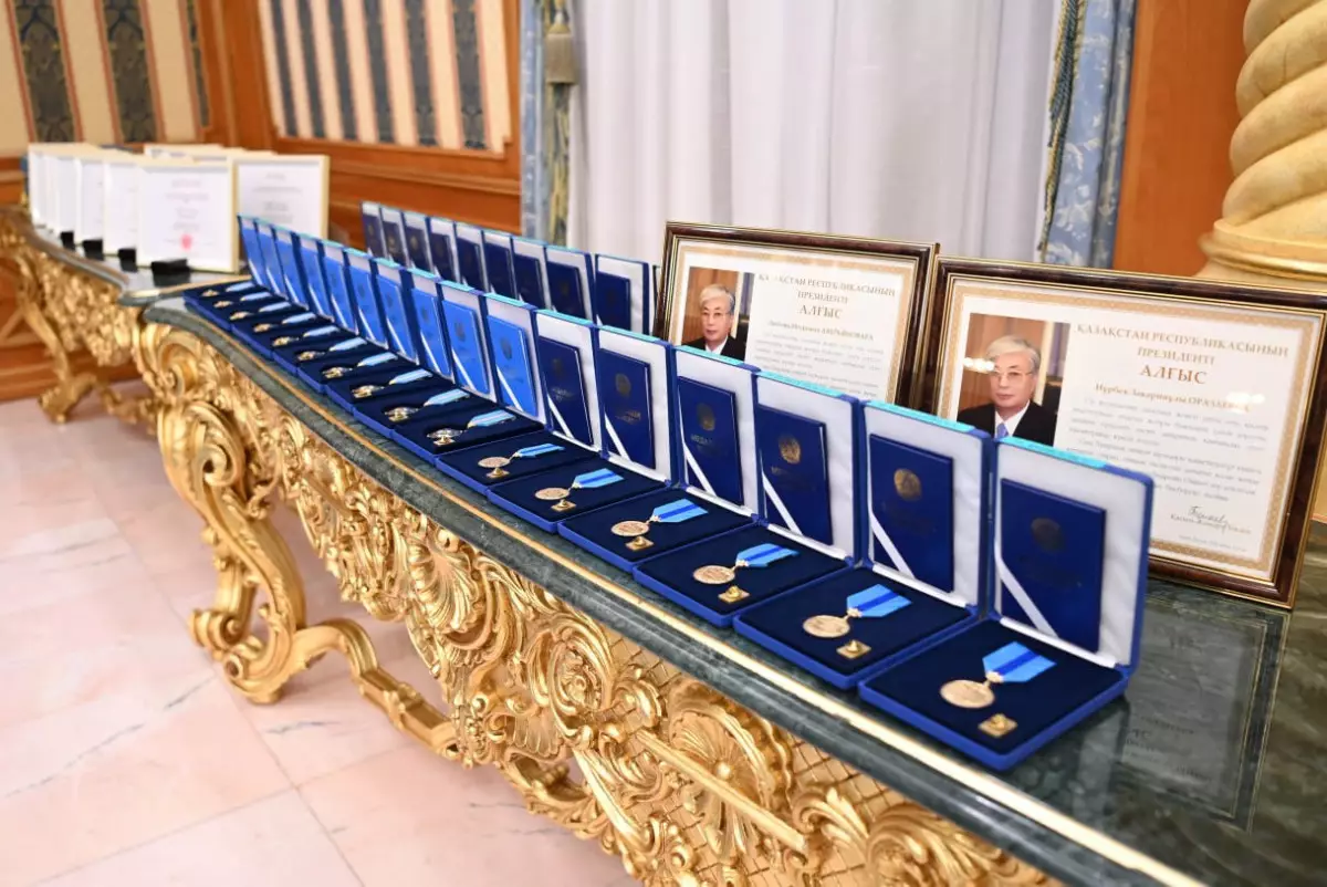 Президент вручил награды журналистам
