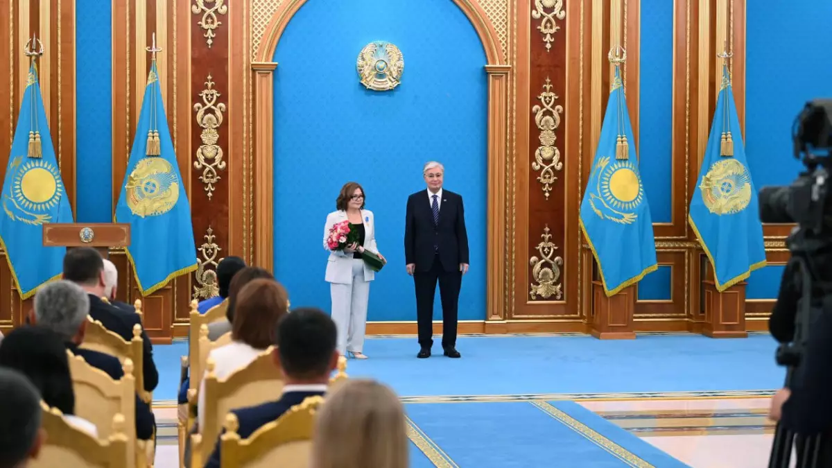 Токаев наградил казахстанцев за вклад в развитие журналистики и телевидения страны