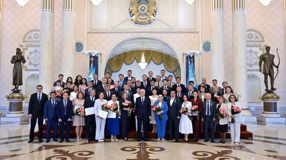 Президент Токаев присудил премии и гранты журналистам