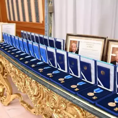 Глава государства вручил государственные награды журналистам