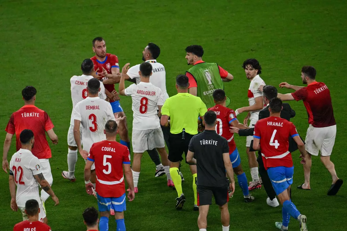 Жара после матча Турция — Чехия. Драка и рекордное для Евро количество карточек