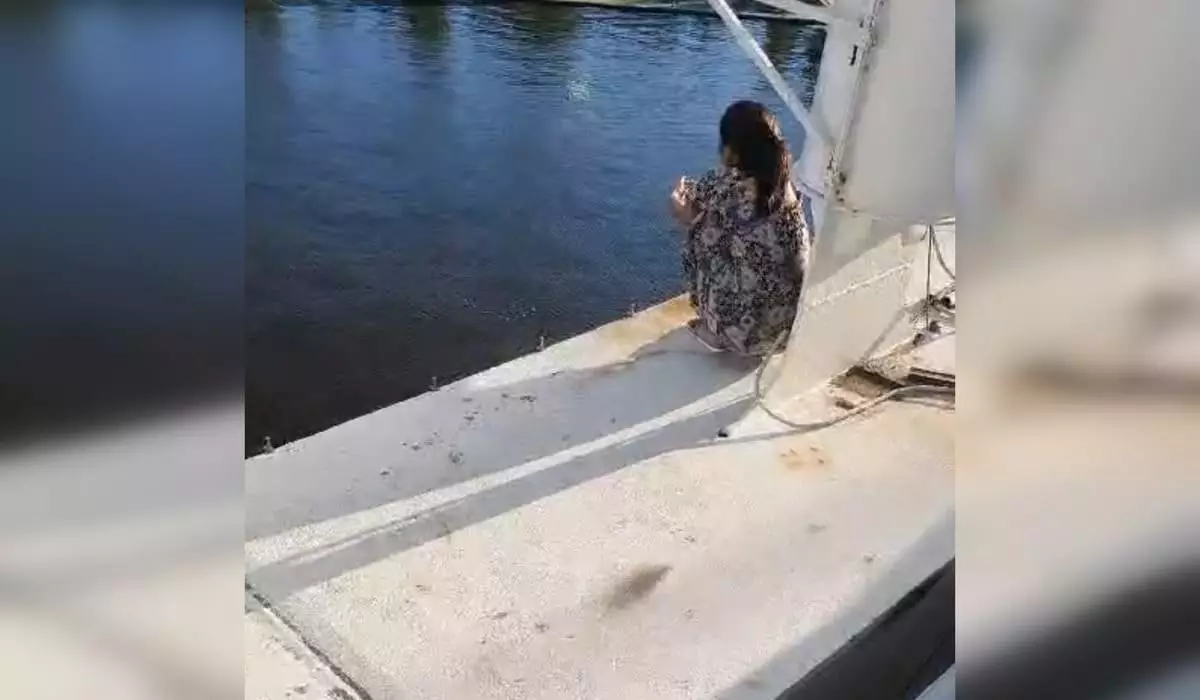 Заплаканную девушку сняли с моста гвардейцы в Астане