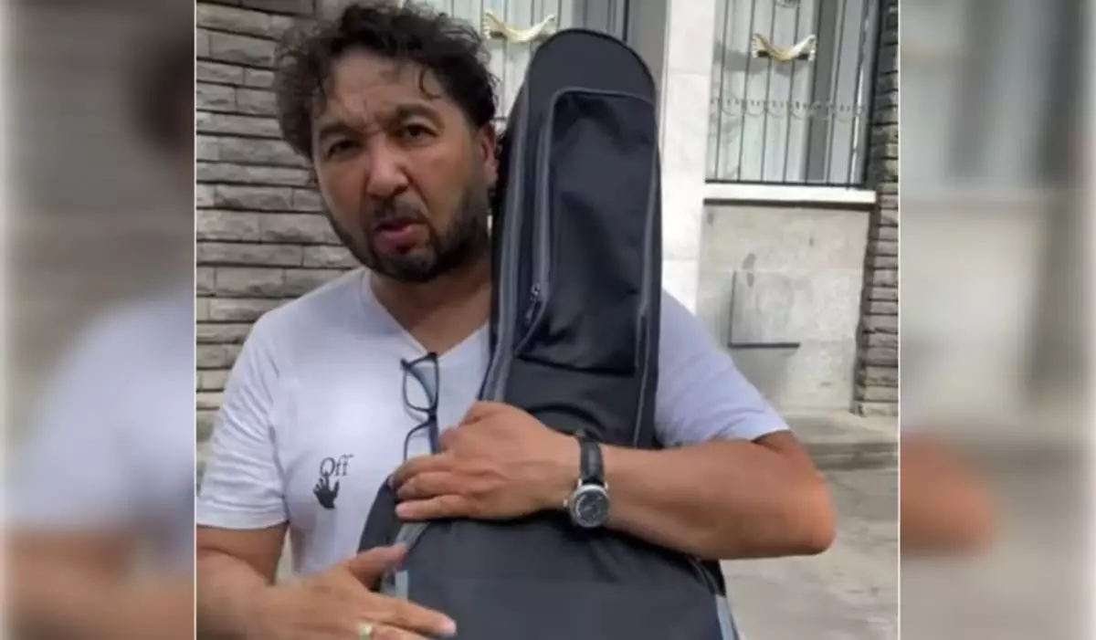 Сам нашел: Ерлану Кокееву вернули гитару, потерянную в Air Astana (ВИДЕО)