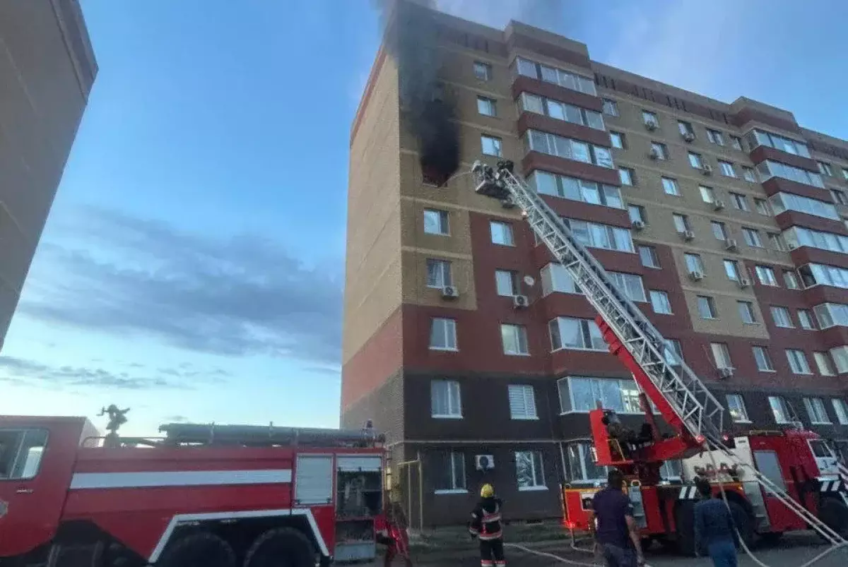 Пожарные спасли троих из многоэтажки в Уральске