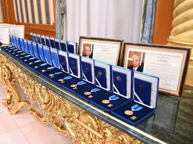 Президент вручил награды журналистам 