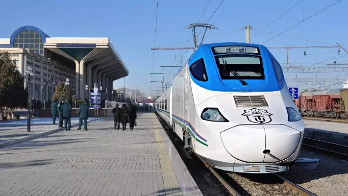 Из-за жары в Узбекистане замедлили движение поездов  