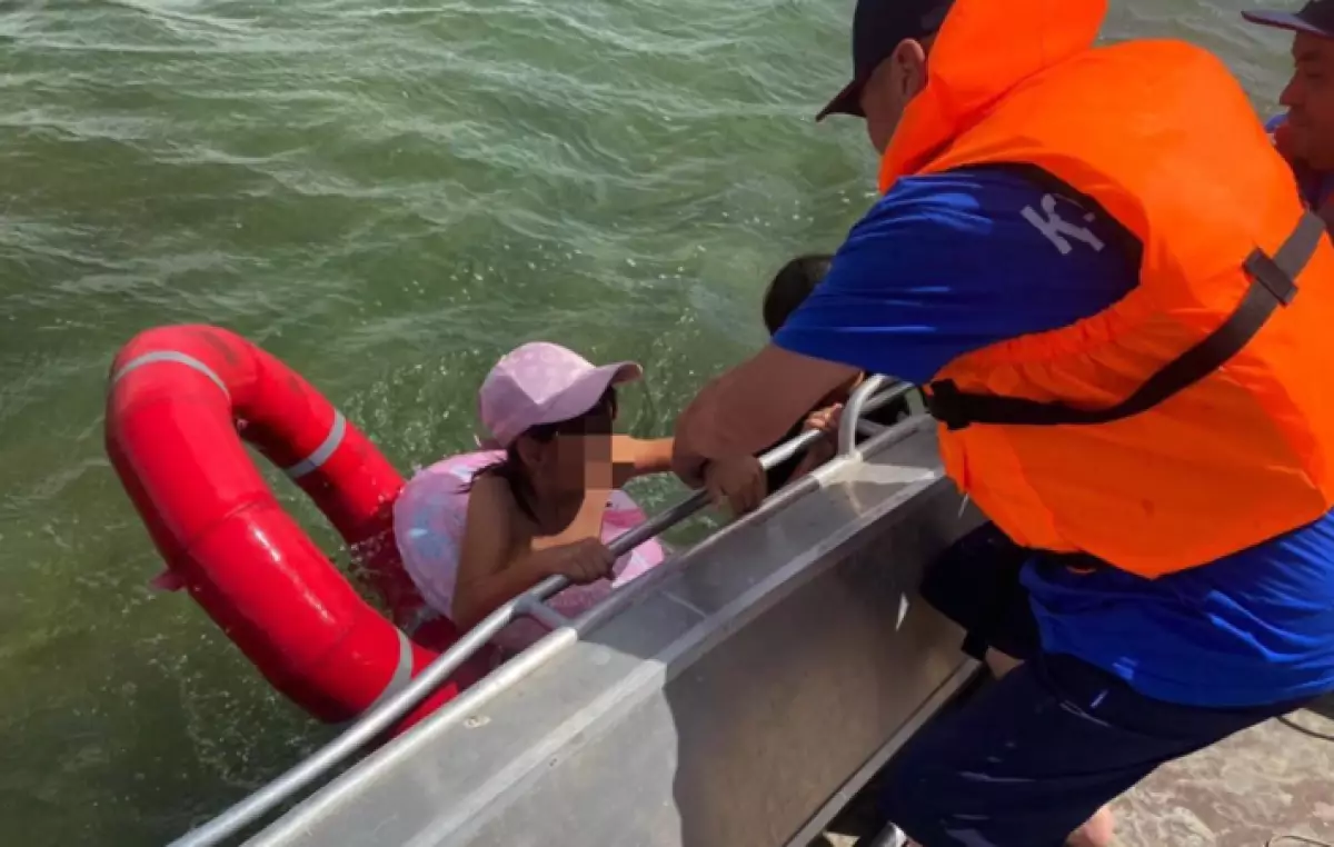Двух детей унесло течением на озере в Кызылординской области