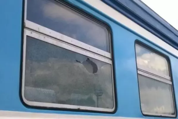 Подросток разбил камнями стекло поезда в Жамбылской области