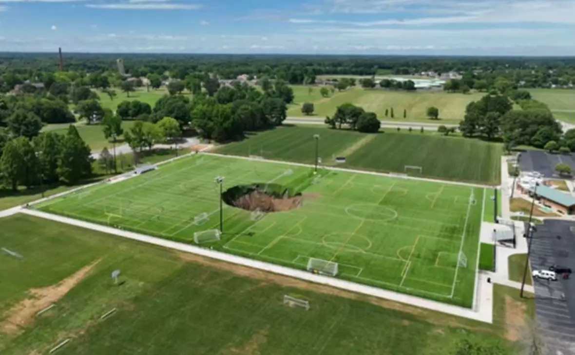 В США на месте футбольного поля появилась 30-метровая воронка