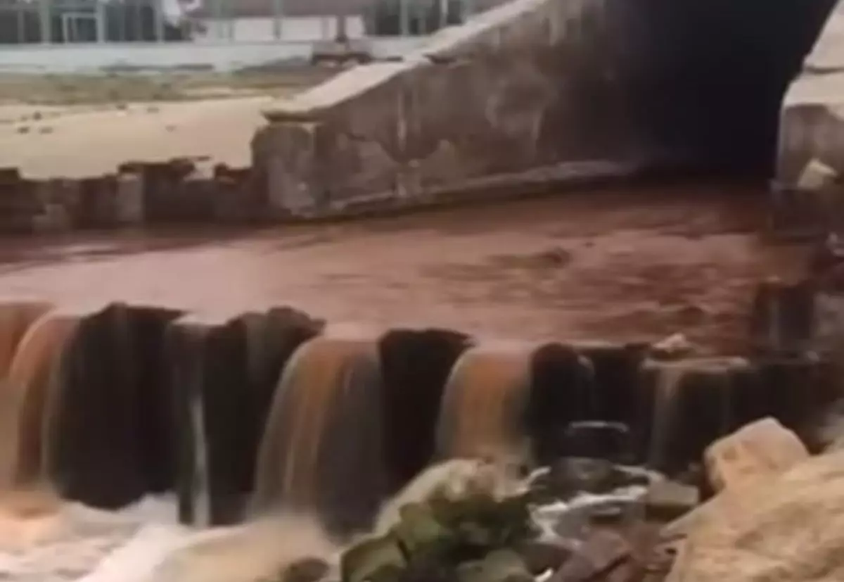 Сброс грязной воды в Каспий опубликовал блогер из Актау