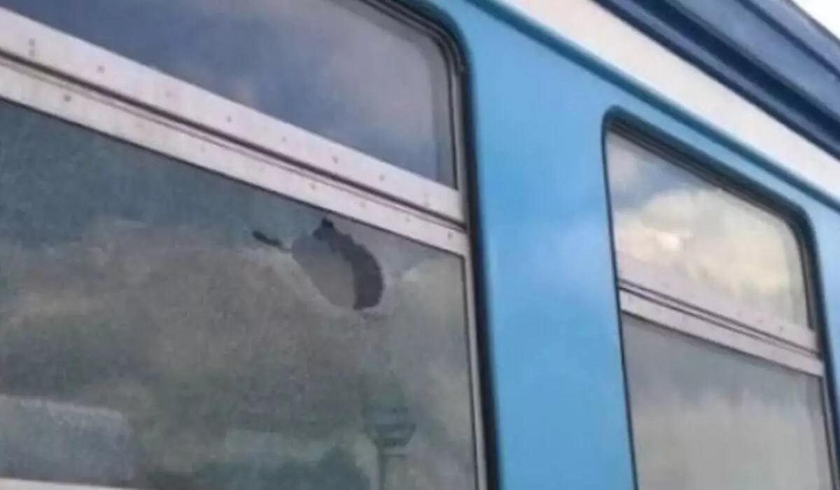 Подросток разбил стекло пассажирского поезда в Жамбылской области
