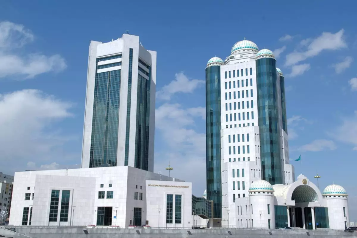 Парламент Казахстана завершил очередную сессию и ушёл на каникулы