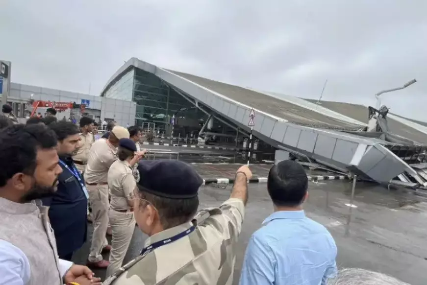 При обрушении крыши в аэропорту Дели погиб один человек