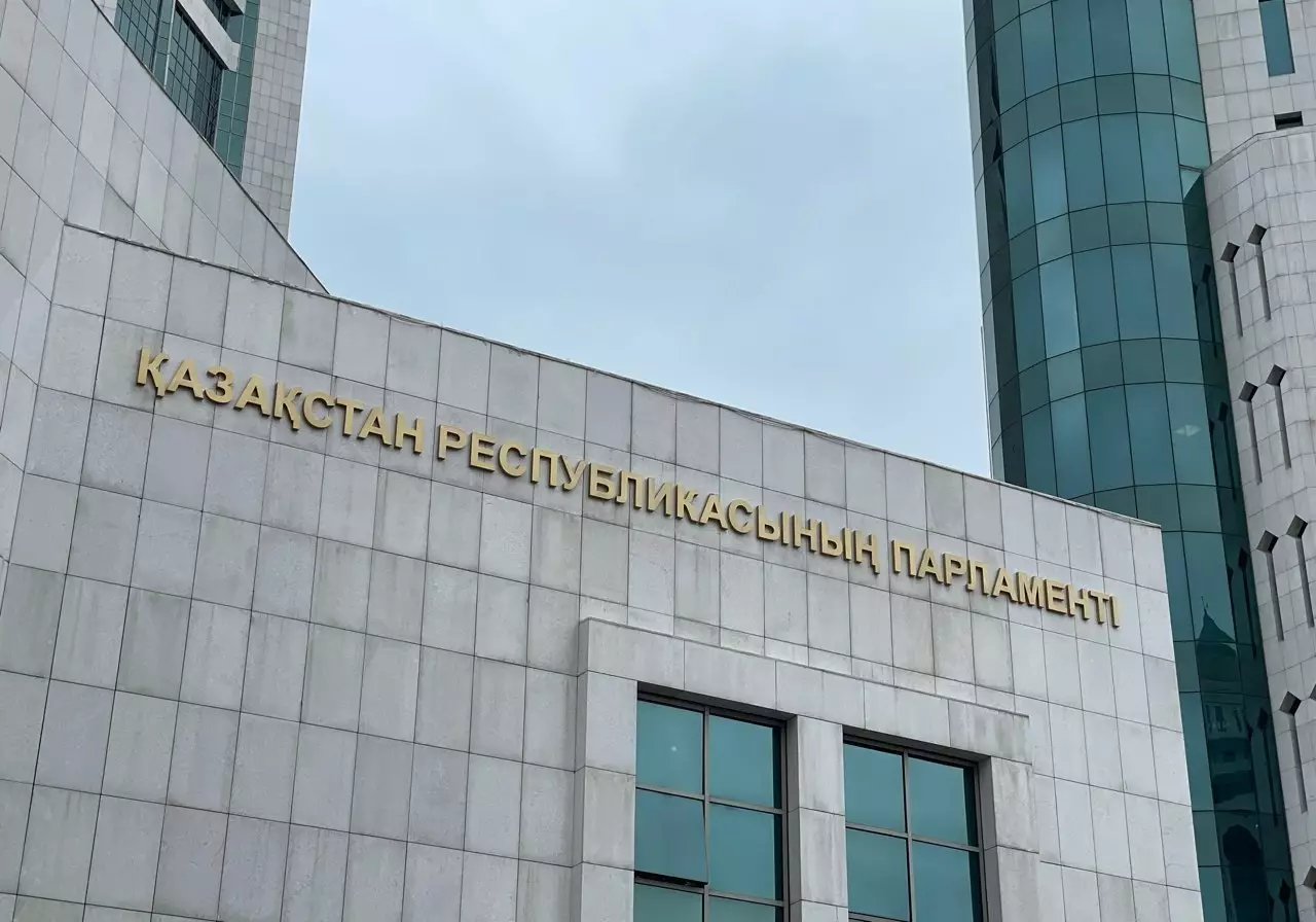 Казахстанские депутаты ушли на два месяца на парламентские каникулы
