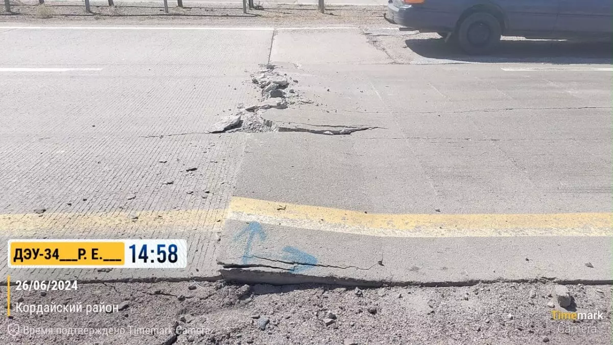 Из-за аномальной жары вздулась дорога в Жамбылской области
