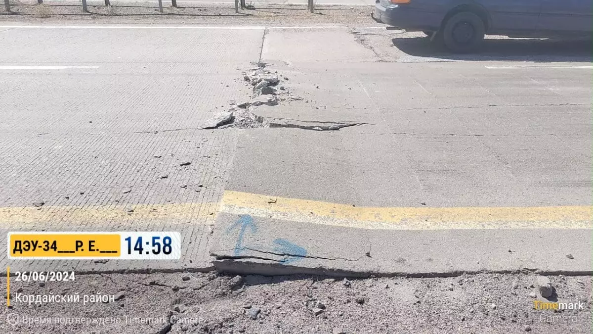 Из-за рекордной жары повредилась дорога в Жамбылской области